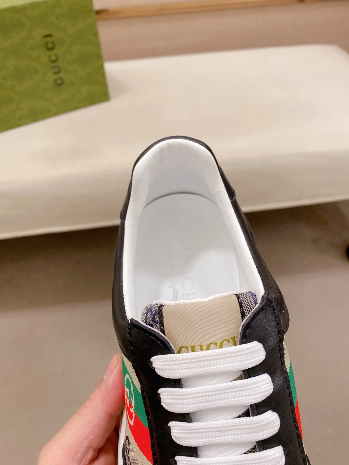 Men's shoes💰 440💰The new GUCCI (Gucci) counters are launched simultaneously. The new men's shoes, 😘fabrics are selected from imported cowhide, and the lining is sheepskin lining. 👍🏿 High-end ☄️ air-cushion molded anti-slip rubber outsole, exquisite lines, simple and elegant, comfortable and high-end for leisure travel. Code number: 38 to 44 (45 can be customized and cannot be returned or exchanged)